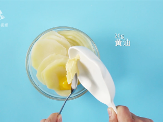 5、意式烤土豆泥塔,加入蛋黄、20g黄油