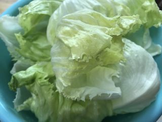 1、好吃的轻食水煮菜,蒜蓉淋生菜,完整剥开,洗净备用。