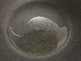 6、好吃的轻食水煮菜,蒜蓉淋生菜,中火,炒锅倒入油。