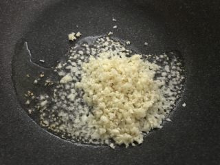 7、好吃的轻食水煮菜,蒜蓉淋生菜,放入蒜蓉翻炒。