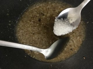 11、好吃的轻食水煮菜,蒜蓉淋生菜,再放入少许糖。