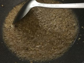 12、好吃的轻食水煮菜,蒜蓉淋生菜,炒出香味后,倒入小碗中。