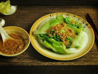 13、好吃的轻食水煮菜,蒜蓉淋生菜,蒜蓉想吃多少淋入拌着吃。嫌麻烦的亲可以全部淋入。