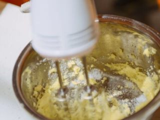 1、#春日烘焙教室#草莓塔/水果塔,黄油室温软化加入盐和糖，用电动搅拌机打至羽毛状。