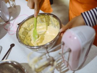 2、#春日烘焙教室#草莓塔/水果塔,分次加入全蛋液，淡奶油搅拌均匀。