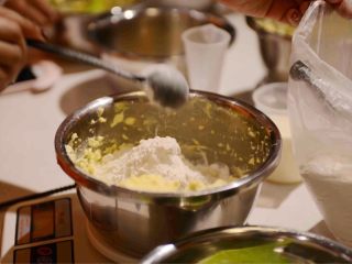 3、#春日烘焙教室#草莓塔/水果塔,加入过筛的低粉，搅拌成团。