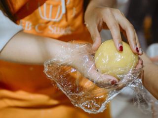 4、#春日烘焙教室#草莓塔/水果塔,包上保鲜膜放入冰箱冷藏。