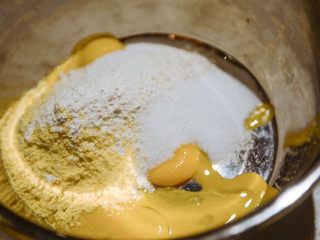 6、#春日烘焙教室#草莓塔/水果塔,取一盆混合馅料的全部材料，用电动搅拌机均匀。