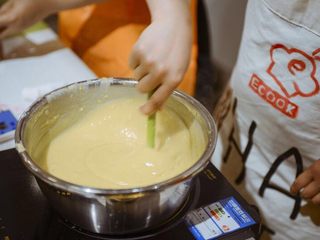 8、#春日烘焙教室#草莓塔/水果塔,小火加热，边加热边用耐热刮刀不停搅拌，一直搅拌到混合物变成非常浓稠顺滑的状态，关火。把奶锅放在凉水里继续搅拌一会，降温。