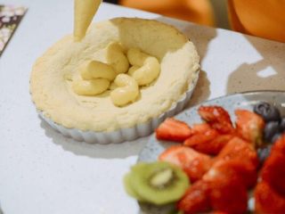 11、#春日烘焙教室#草莓塔/水果塔,柠檬奶油馅装入裱花袋，挤入准备好的塔皮。用刮刀抹平。