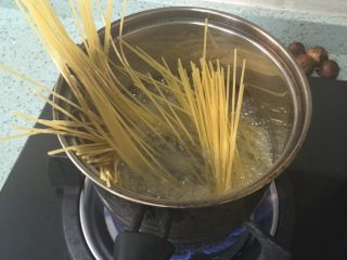 2、简单的意面????,将意面煮熟，然后沥干水