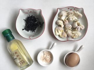 1、蛋皮馄饨汤,准备食材如上图,馄饨提前做好放入冷冻保存,要吃的话再从冷冻室取出
