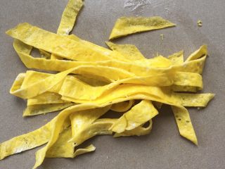 5、蛋皮馄饨汤,放入切熟食的案板,切成条状