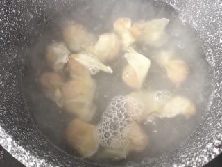6、蛋皮馄饨汤,另起一个锅烧水,水开后放入馄饨,然后用筷子轻轻的在锅内搅拌,直至再次烧开