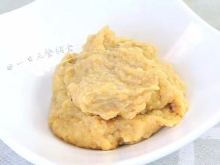 2、板栗糕 宝宝辅食，低筋面粉+ 玉米淀粉,板栗泥，可以直接给宝宝吃了。这里如果是200克板栗仁加200克水刚刚好，柚妈在后面又加了50克水。