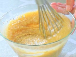 4、板栗糕 宝宝辅食，低筋面粉+ 玉米淀粉,搅匀后发现有点干，因为接下来还要加面粉。