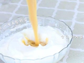 11、板栗糕 宝宝辅食，低筋面粉+ 玉米淀粉, 切拌均匀后全部倒入蛋白霜中。