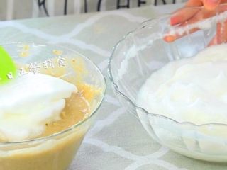 10、板栗糕 宝宝辅食，低筋面粉+ 玉米淀粉,刮刀将蛋盆边缘一圈蛋白霜和蛋黄糊切拌均匀。