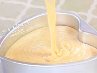 13、板栗糕 宝宝辅食，低筋面粉+ 玉米淀粉,将蛋糕糊从15cm高倒入模具中。