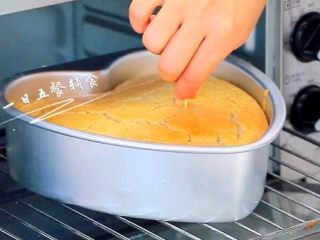 14、板栗糕 宝宝辅食，低筋面粉+ 玉米淀粉,拿起模具摔2下，送入烤箱，150度50分钟。看蛋糕中间熟了没，用一根牙签戳进去，没有蛋糕体被带出来，就完全熟了。