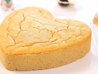 16、板栗糕 宝宝辅食，低筋面粉+ 玉米淀粉,除了烤，还可以蒸，中火蒸50分钟。