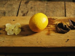 1、春秋季节你的喉咙需要一杯柠檬膏水,三种材料。