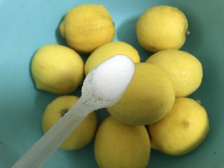 2、春秋季节你的喉咙需要一杯柠檬膏水,放盐进去搓洗柠檬表面。