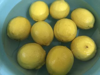 3、春秋季节你的喉咙需要一杯柠檬膏水,洗好浸泡几分钟。