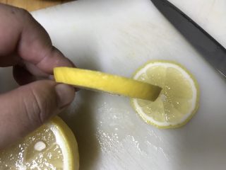 5、春秋季节你的喉咙需要一杯柠檬膏水,厚度大概五六毫米。