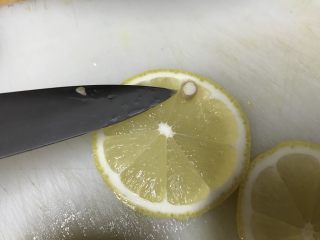 6、春秋季节你的喉咙需要一杯柠檬膏水,挑除柠檬籽，不去籽会很苦的，这步不能省略。