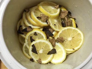 7、春秋季节你的喉咙需要一杯柠檬膏水,去籽后，柠檬放入炖锅。并把老陈皮扳小块放入。我是用15年的陈皮。