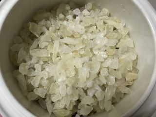 8、春秋季节你的喉咙需要一杯柠檬膏水,倒入黄冰糖碎。