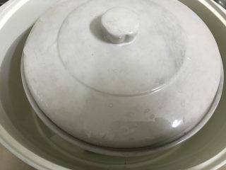 9、春秋季节你的喉咙需要一杯柠檬膏水,盖上盖子，隔水炖12个小时以上。