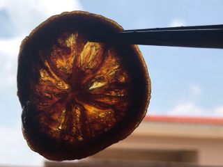 11、春秋季节你的喉咙需要一杯柠檬膏水,柠檬片是完整的呈琥珀色状。