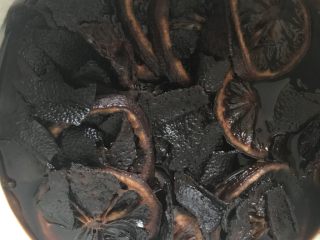 10、春秋季节你的喉咙需要一杯柠檬膏水,炖好的柠檬膏呈黑褐色，很香。