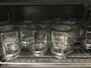 12、春秋季节你的喉咙需要一杯柠檬膏水,把装柠檬膏的瓶子清洗后用烤箱150℃烤十分钟烤干，晾凉，装入柠檬膏。