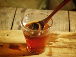 14、春秋季节你的喉咙需要一杯柠檬膏水,服用时，倒适量柠檬膏用温水冲。