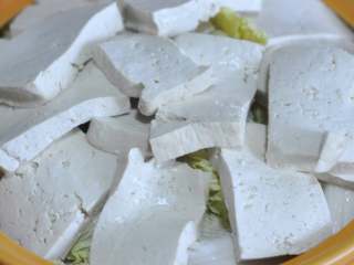 8、五花肉豆腐锅,再摆上豆腐。