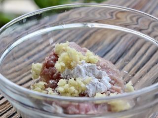 6、虾肉香菇盏,剁好后装碗，放入料酒，盐，姜和淀粉