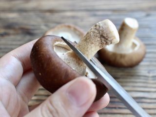8、虾肉香菇盏,香菇剪掉柄