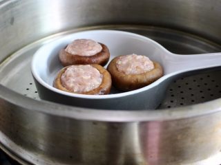 11、虾肉香菇盏,开始蒸香菇盏