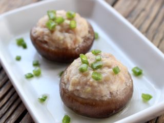 13、虾肉香菇盏,重新装盘，撒葱花