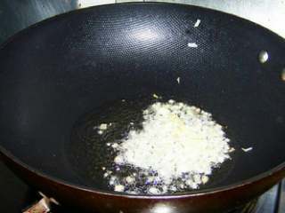 3、肉末酸豆角,锅中放油爆香葱姜碎。