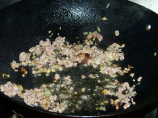 4、肉末酸豆角,加入肉馅煸炒至肉馅变白。