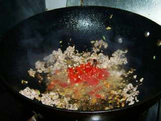 5、肉末酸豆角,加入泡椒煸炒出红油。