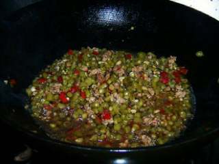 8、肉末酸豆角,煸炒均匀后加入一点水。