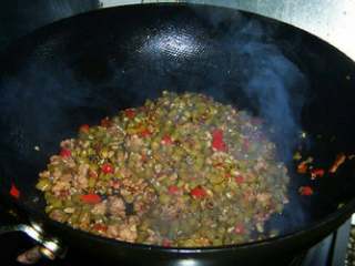 9、肉末酸豆角,收干汤汁，放鸡精起锅即可。