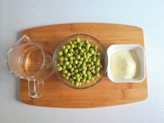 1、参考月龄6+奶香豌豆糊,食材准备:豌豆粒100克、配方奶粉3勺、45度温水90ml