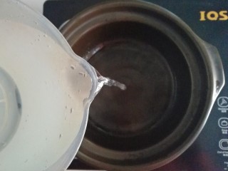 2、参考月龄6+奶香豌豆糊,起锅煮水