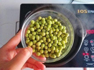 3、参考月龄6+奶香豌豆糊,水开下豌豆粒煮5分钟